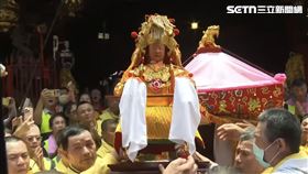 ▲白沙屯媽祖請出粉紅超跑，安座朝天宮。（圖／寶島神很大）