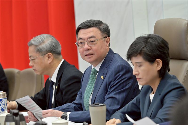 卓榮泰（左2）允諾，未來縣市政府申請補助款，行政院絕不會有政治考量。（圖／行政院提供）