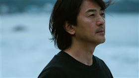 鄭伊健在電影中飾演知名音樂人，陷入創作低潮。（圖／華映娛樂提供） 