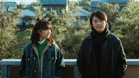 鄭伊健（右）和新生代演員許恩怡相差37歲，上演跨世代情感戲。（圖／華映娛樂提供） 