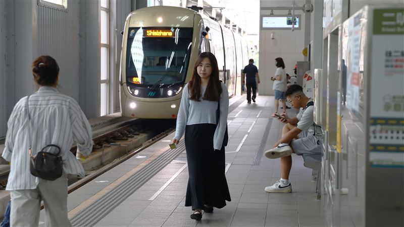 新北捷運公司宣布，自今年9月至明年1月推出150元「安坑小資卡」，購卡後30天內可無限次搭乘安坑輕軌，當月搭滿40次，還能兌換專屬好禮，首次購買另贈限量紀念卡。（圖／新北捷運提供）
