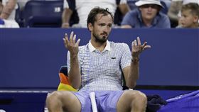 梅迪維夫（Daniil Medvedev）情緒失控遭超過百萬台幣罰款。（圖／美聯社／達志影像）