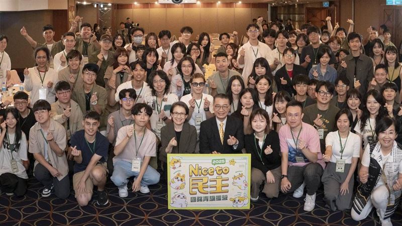 民進黨辦國務青旗艦營　蕭美琴親臨勉勵