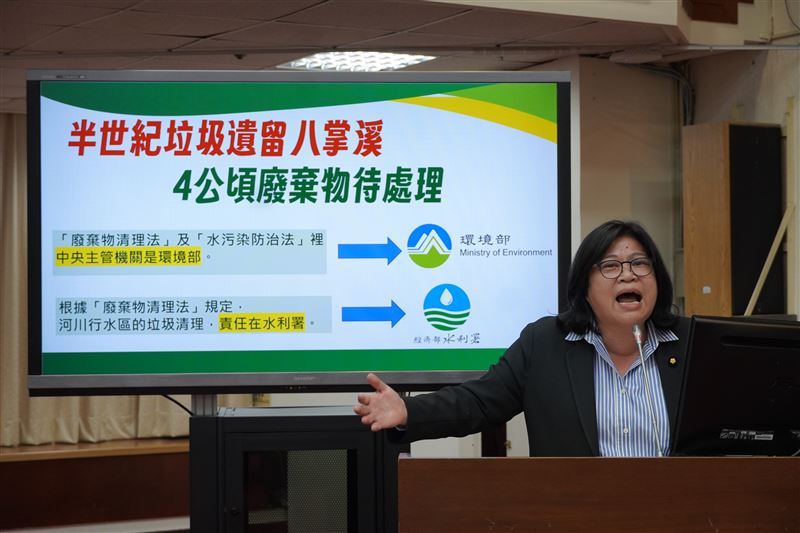 半世紀前掩埋場的垃圾因豪雨沖刷在線八掌溪畔，環境部、經濟部允諾王美惠全責處理，並將在一週內提出規劃。（圖／王美惠國會辦公室提供）