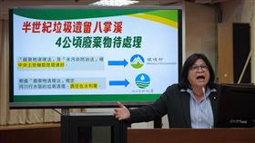 半世紀前掩埋場的垃圾因豪雨沖刷在線八掌溪畔，環境部、經濟部允諾王美惠全責處理，並將在一週內提出規劃。（圖／王美惠國會辦公室提供） 