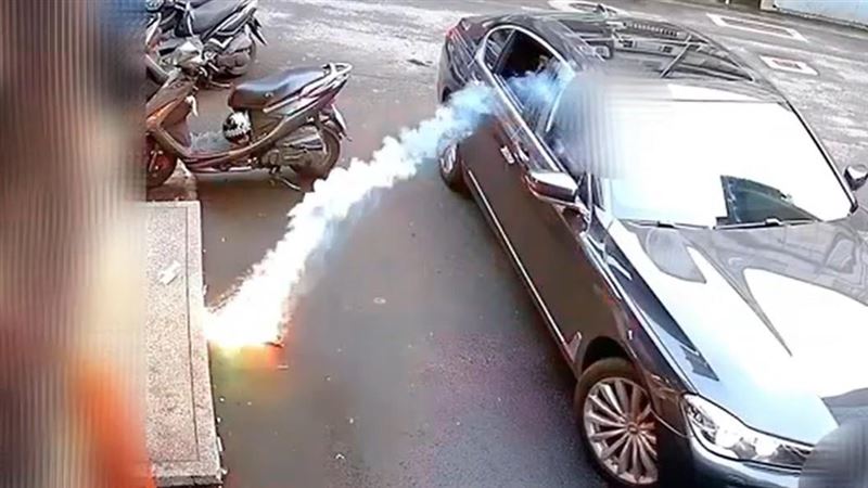 幫派向被害人住處丟擲鞭炮暴力討債。（圖／翻攝畫面）