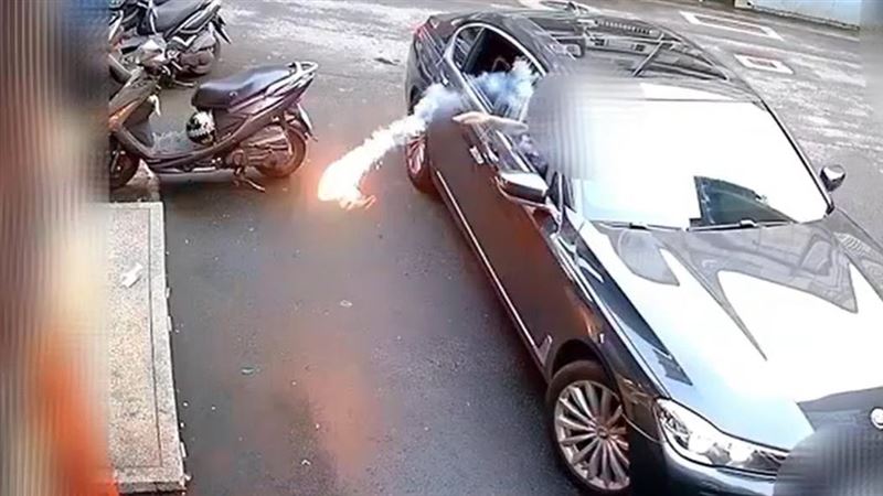 幫派向被害人住處丟擲鞭炮暴力討債。（圖／翻攝畫面）