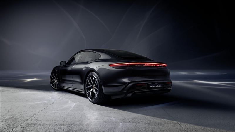 保時捷Taycan Black Edition滿滿的黑色細節成功吸引目光。（PORSCHE提供）