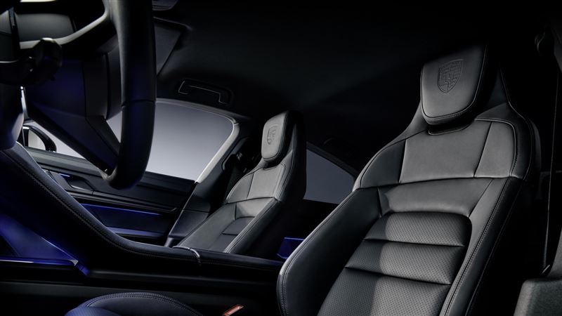 舒適的十四向電動調整座椅與頭枕上的盾型徽飾。（PORSCHE提供）