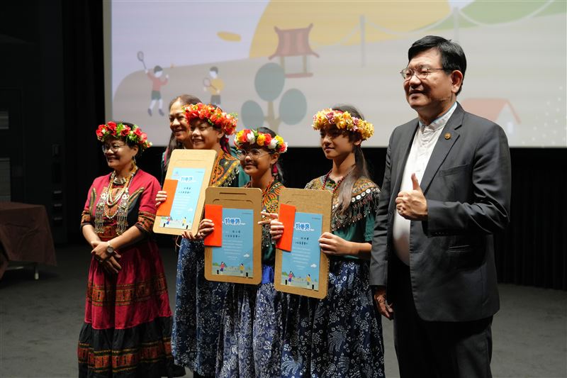 中華電信基金會董事長林榮賜頒獎給台東南迴方舟教室小導演團隊。（圖／中華電信基金會提供）