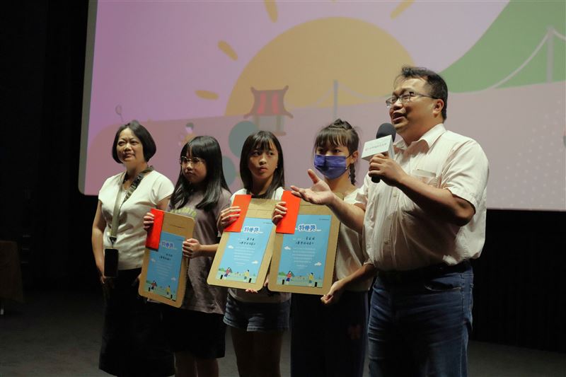 萬里國小團隊獲獎，分享參與影像營隊及返鄉創作的滿滿收穫。（圖／中華電信基金會提供）