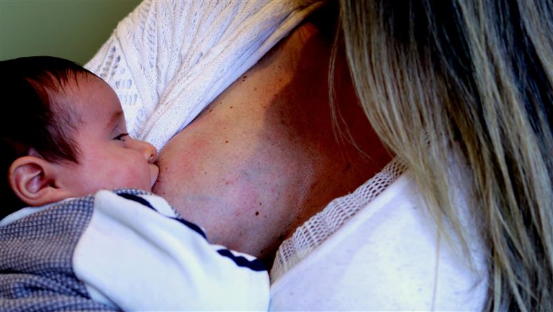 一名媽媽指控，哺餵母乳時，遭空服員掀開哺乳巾。（示意圖／unsplash）