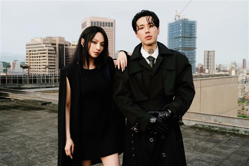 Marz23（右）與詹雯婷（左）合作〈不簡單的歌〉。（圖／華納音樂提供）