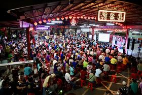 拚對手本命區！邱議瑩小港座談會，爆滿如主場優勢。（圖／邱議瑩辦公室提供）