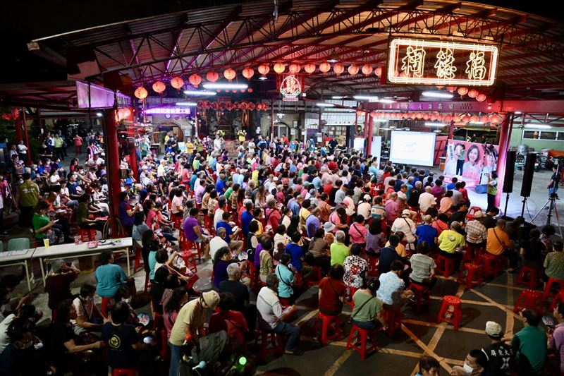 拚對手本命區！邱議瑩小港座談會，爆滿如主場優勢。（圖／邱議瑩辦公室提供）