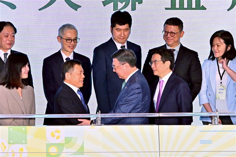 行政院長卓榮泰（前排右二）今（28）日下午出席出席「創業綻放計畫」啟動記者會，與國發會主委劉鏡清（前排左二）同台。（圖／行政院提供）