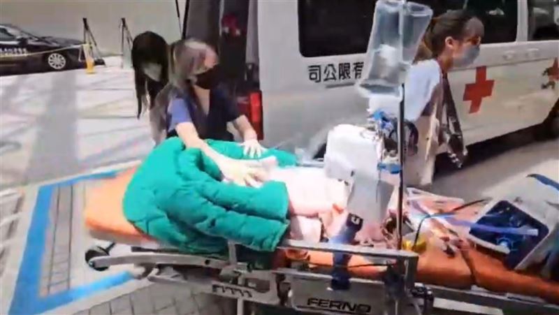 小平安順利抵達林口，由長庚接手照顧治療。（圖／國道公路警察局提供）