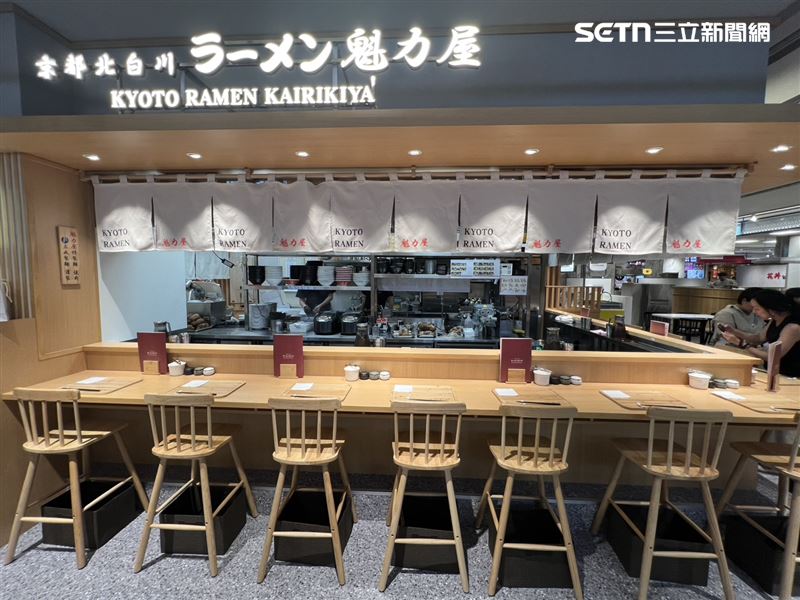 首創5大日式吧台美食區，迎來首次登台的拉麵魁力屋。（圖／記者林昱孜攝影）