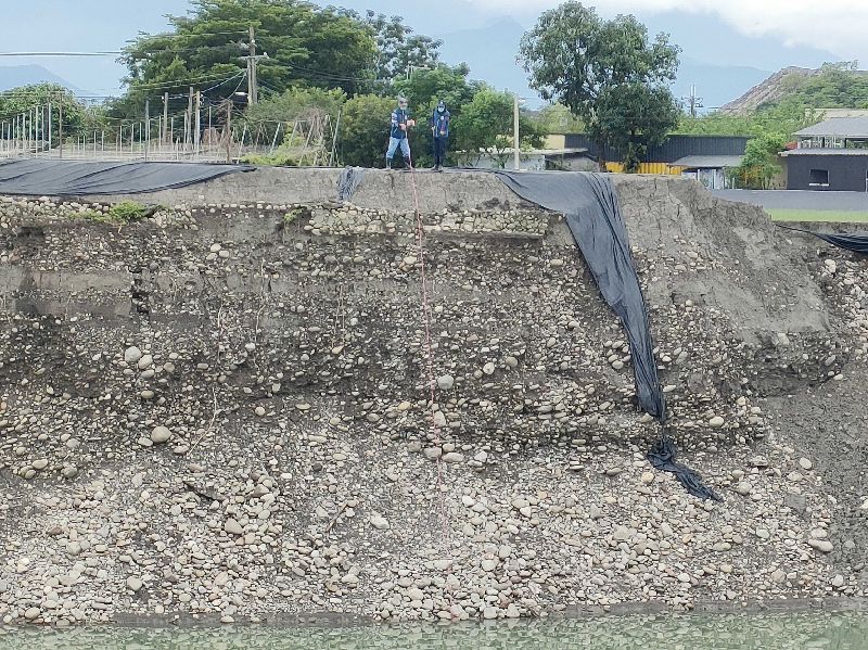 橋頭地檢署日前偵辦高雄市美濃區遭不法集團大範圍盜採土石並回填營建廢棄物案，發現盜挖深度達20公尺、面積超過6公頃，且遭盜採土石地點位於自來水水質水量保護區，已嚴重危害國土環保安全。（橋頭地檢署提供）