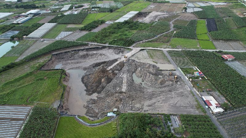 橋頭地檢署日前偵辦高雄市美濃區遭不法集團盜採土石及回填廢棄物案，訊後周姓地主等11人遭依非法從事廢棄物清理等罪嫌聲押，許姓怪手司機等4人則以新台幣10萬元交保。（橋頭地檢署提供）
