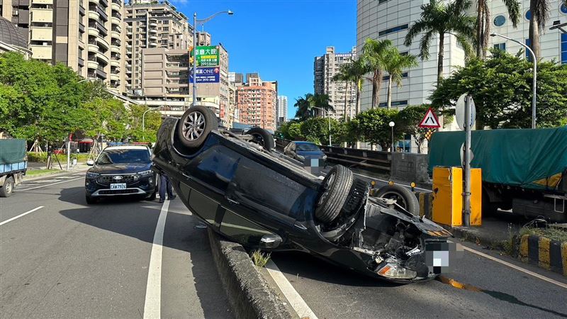 新北三重中正北路陸橋下橋處，發生車輛翻覆事故。（圖／翻攝畫面）