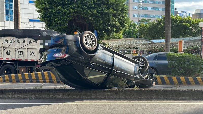 新北三重中正北路陸橋下橋處，發生車輛翻覆事故。（圖／翻攝畫面）