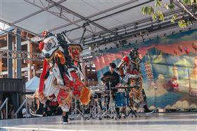 「不二擊聲音製造所」的單人擊樂結合電音，與「拚場藝術撞擊」電氣神將千里眼、順風耳。（圖／文化部提供）