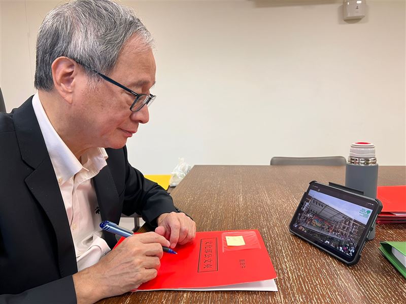 「島嶼之聲：廟埕前的謝神戲」在大阪世博夢洲會場演出邁入第二天，今明兩天也透過文化部臉書直播，文化部長李遠在準時上線收看。（圖／文化部提供）