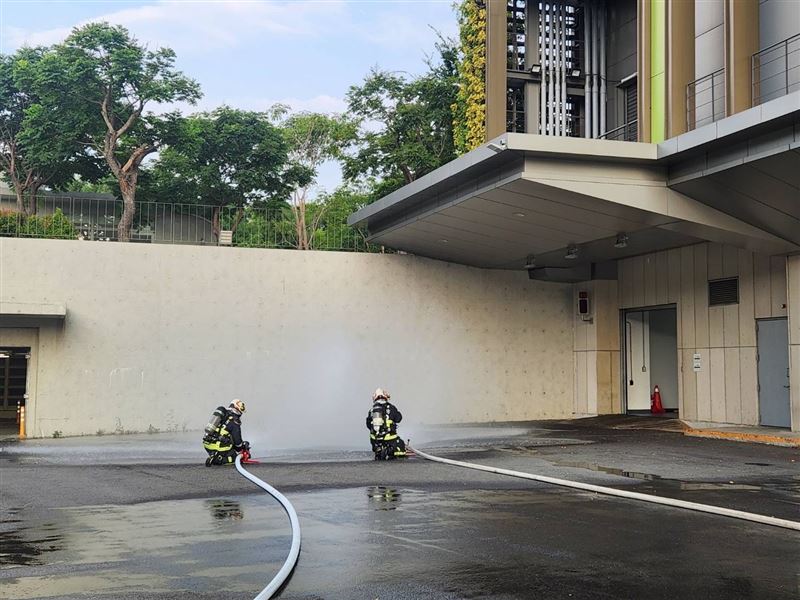 為了保險起見，消防隊員仍於現場架設砲塔、持續灑水戒備。（圖／翻攝畫面）