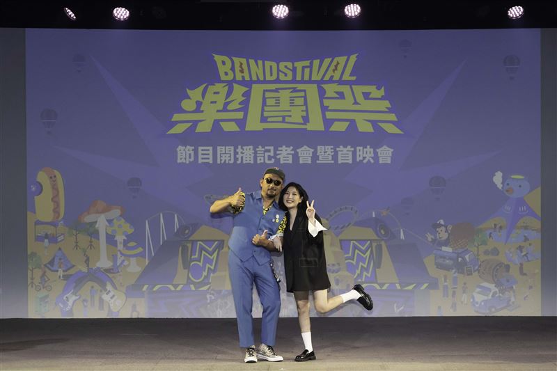 《樂團祭》開播記者會，主持人Sandra（右）、阿強（左）現身。（圖／五条文化提供）