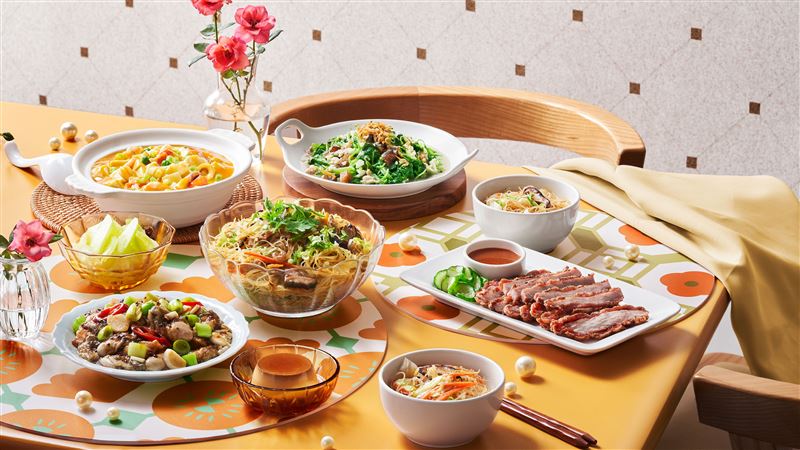 「真珠」Q彈入味的〈真功夫炒米粉〉、外酥內嫩的〈香酥紅糟肉〉等精緻佳餚深受饕客歡迎，數十道傳承心意的辦桌菜，細烹台灣味覺記憶。（圖／品牌業者提供）