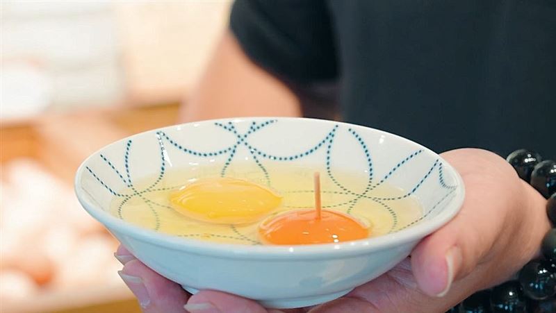 雞蛋越新鮮蛋黃插牙籤不會倒。（圖／品牌業者提供）
