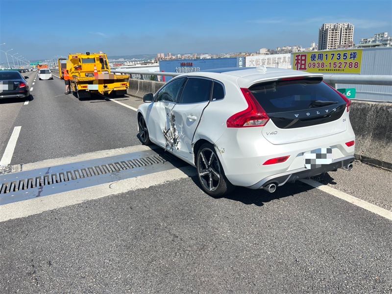 Volvo轎車遭軍卡撞上，造成板金毀損。（圖／翻攝畫面）