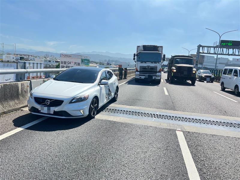 十軍團234旅蘇姓中士駕駛軍卡時，與一輛Volvo轎車發生碰撞。（圖／翻攝畫面）