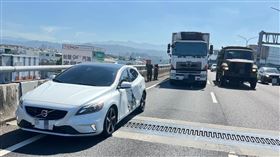 軍卡擊落瑞典坦克！疑「賠償談不攏」他慘遭連長怒踢群　十軍團急澄清