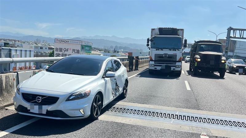 軍卡擊落瑞典坦克!挨撞車主又遭連長踢群