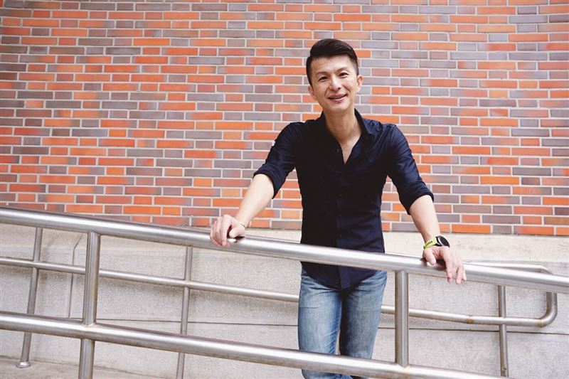 姜義村是勞工子考上台大、公費留學還成為教授，被一位腦性麻並孩子的1句話「哥哥，走路好難」敲醒，用20年還一個對不起（圖／Doiiin永續媒體提供）