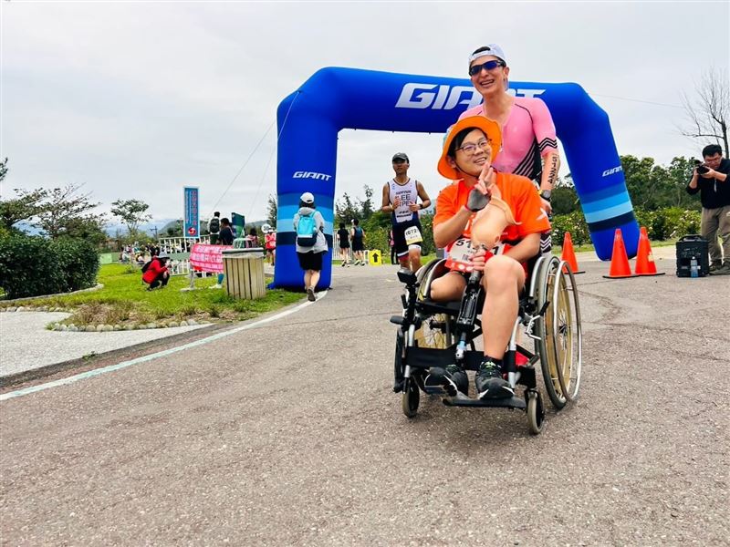 姜義村是勞工子考上台大、公費留學還成為教授，被一位腦性麻並孩子的1句話「哥哥，走路好難」敲醒，用20年還一個對不起。（圖／畫面翻攝姜義村臉書）