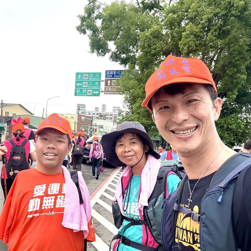 姜義村是勞工子考上台大、公費留學還成為教授，被一位腦性麻並孩子的1句話「哥哥，走路好難」敲醒，用20年還一個對不起。（圖／畫面翻攝姜義村臉書）