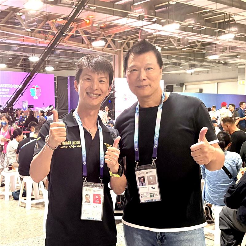 姜義村是勞工子考上台大、公費留學還成為教授，被一位腦性麻並孩子的1句話「哥哥，走路好難」敲醒，用20年還一個對不起（圖／翻攝自姜義村畫面、Doiiin永續媒體提供、翻攝自金鐘獎官方粉絲團）