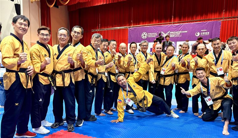 姜義村是勞工子考上台大、公費留學還成為教授，被一位腦性麻並孩子的1句話「哥哥，走路好難」敲醒，用20年還一個對不起（圖／翻攝自姜義村畫面、Doiiin永續媒體提供、翻攝自金鐘獎官方粉絲團）