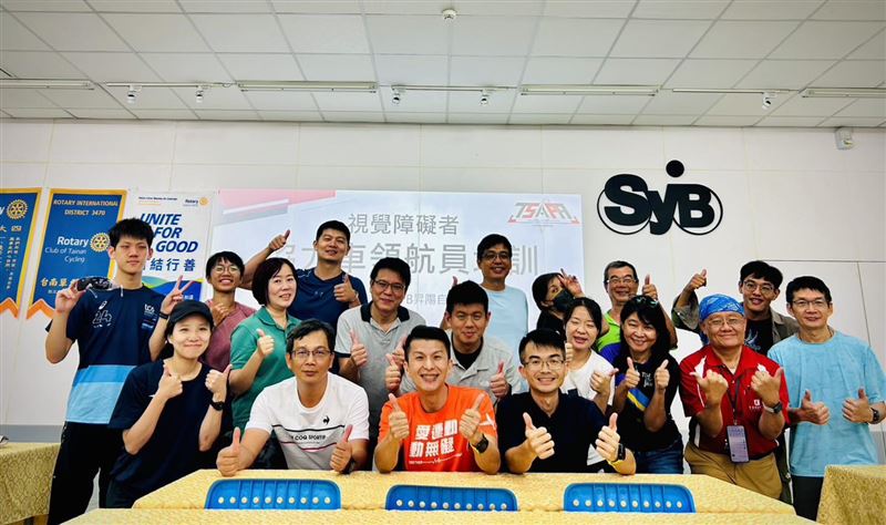 姜義村是勞工子考上台大、公費留學還成為教授，被一位腦性麻並孩子的1句話「哥哥，走路好難」敲醒，用20年還一個對不起。（圖／畫面翻攝姜義村臉書）