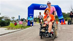 姜義村是勞工子考上台大、公費留學還成為教授，被一位腦性麻並孩子的1句話「哥哥，走路好難」敲醒，用20年還一個對不起（圖／翻攝自姜義村畫面、Doiiin永續媒體提供、翻攝自金鐘獎官方粉絲團）