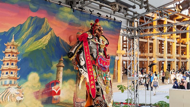 「島嶼之聲&mdash;廟埕前的謝神戲」28日在大阪世博演出最終場，但世博大會向台灣團隊表達「受到壓力」，希望能遮蔽背板上的國旗熱氣球圖案，最後團隊選擇以神將遮蔽
