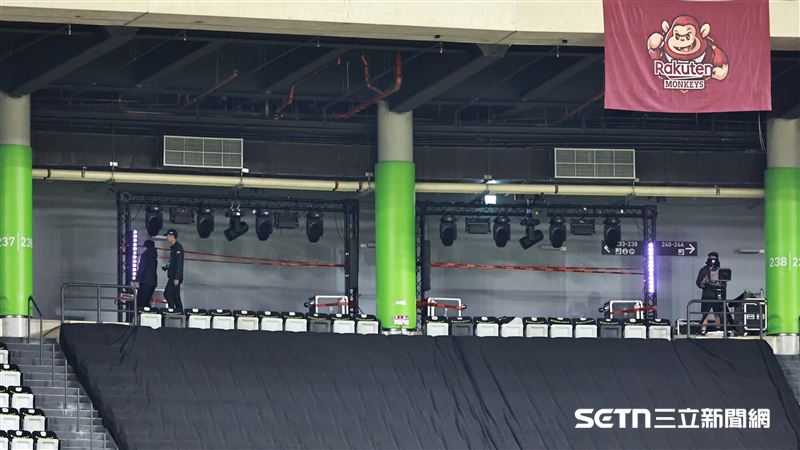 大巨蛋外野LED燈突然亮起，比賽一度中斷。（圖／記者劉彥池攝影）