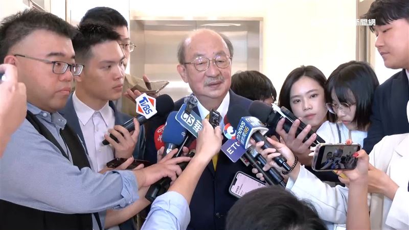 柯建銘（中）被直指，該為大罷免失敗辭職負責