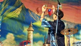 「島嶼之聲—廟埕前的謝神戲」大阪世博首演文化部推出「島嶼之聲—廟埕前的謝神戲」，快閃大阪世博演出3天，背板以熱氣球圖案呈現國旗元素。圖為26日首演畫面。中央社記者王寶兒大阪攝　114年8月28日