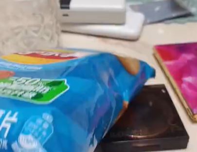 中國一位女子在上海買了包樂事，搖一搖發現不對勁，便錄影紀錄開封過程。（圖／翻攝自微博）