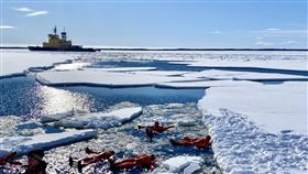 雄獅行程安排在瑞典芬蘭交界的凱米，穿著特製「龍蝦裝」感受無重力樂趣。（圖／雄獅旅遊提供）