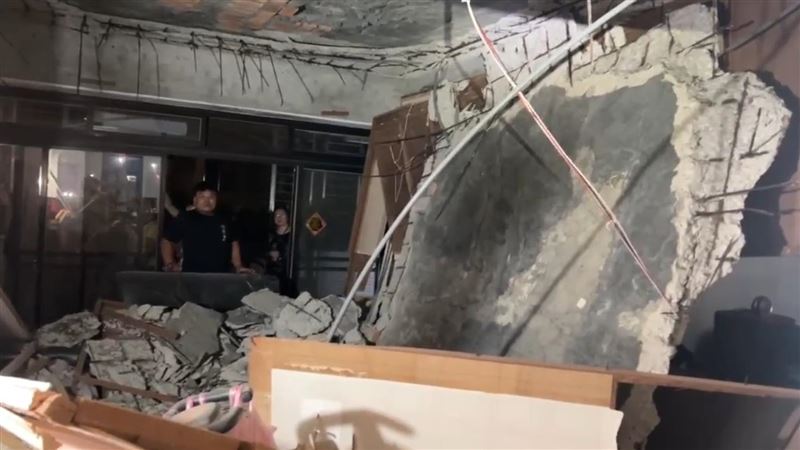 基隆一處公寓3樓發生天花板崩落。（圖／翻攝畫面）